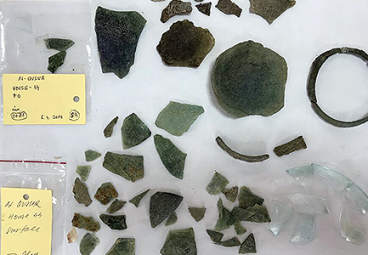 Уникальные фрагменты стекла, найденные при раскопках. Фото: The Slovak Spectator / M. Ruttkay