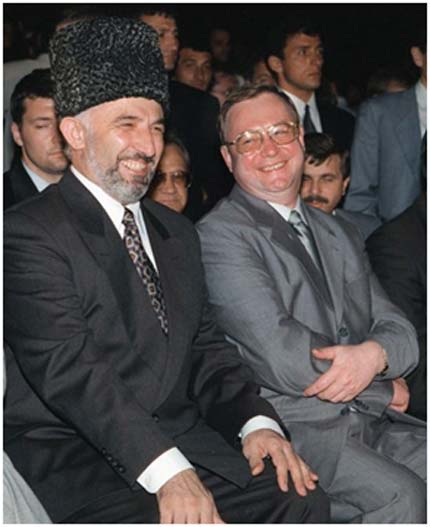 Аслан Масхадов и Сергей Степашин. 1999 год. Фото: EPA
