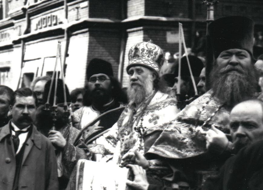 Патриарх Тихон  и архидиакон Константин Розов на крестном ходе в Москве