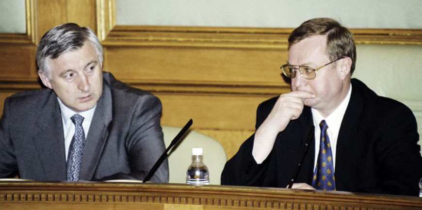В мае 1999 года премьер-министром России вполне мог стать министр путей сообщения Николай Аксёненко (на фото слева), однако в последний момент выбор президента пал на главу МВД Сергея Степашина (на фото справа)