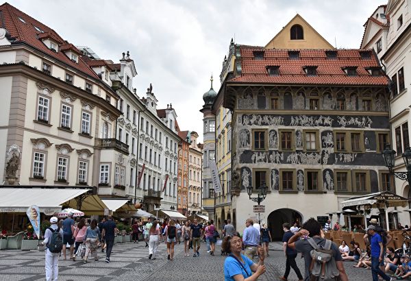 Прохожие в Старом городе в Праге. Фото: РИА Новости, Стрингер