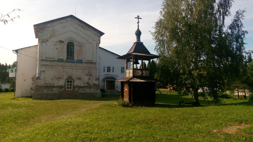 Вид на монастырскую колокольню и церковь в честь Успения Пресвятой Богородицы