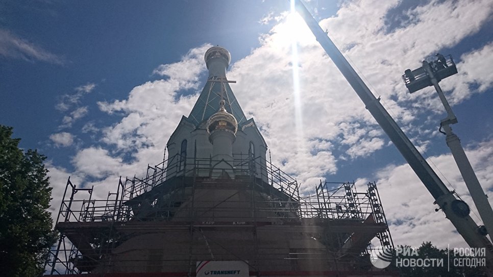 Установка креста на главный купол русского храма Всех святых в Страсбурге прошла при помощи двух подъемных кранов