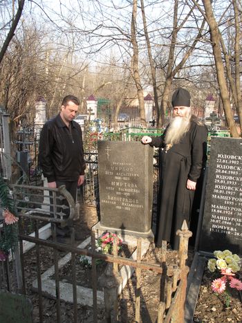 А.Н.Панин и архимандрит Тихон (Затекин) на могиле протоиерея Петра Миртова 25 марта 2014 года