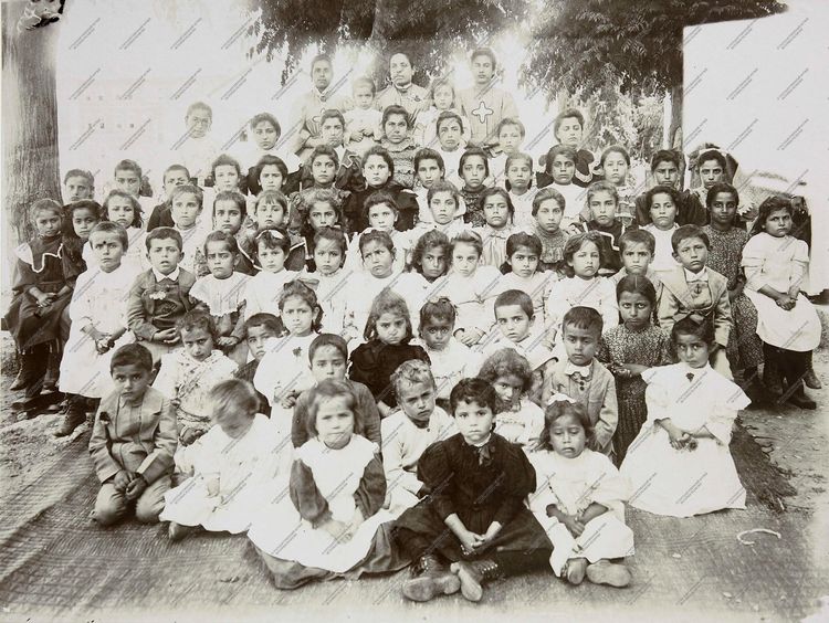 Группа учительниц и учеников школы Пресвятой Богородицы в Бейруте 
