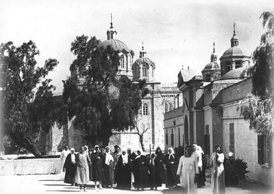 Русский паломники напротв Свято-Троицкого собора в Иерусалиме