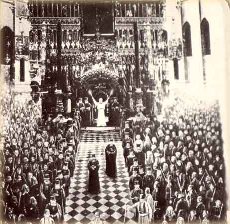 Схождения Благодатного Огня в храме Гробя Господня. Литография XIX века Схождения Благодатного Огня в храме Гробя Господня. Литография XIX века