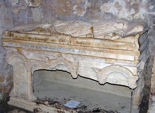 Разбитая гробница свт.Николая в Мирах Ликийских