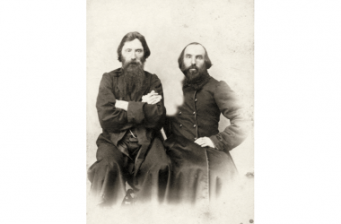 А. П. Крюков (слева) с родным братом