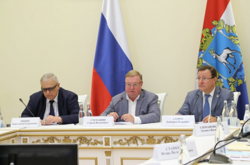 Председатель наблюдательного совета государственной корпорации — Фонда содействия реформированию ЖКХ Сергей Степашин и генеральный директор Фонда ЖКХ Константин Цицин посетили с рабочим визитом Самарскую область. Председатель наблюдательного совета государственной корпорации — Фонда содействия реформированию ЖКХ Сергей Степашин и генеральный директор Фонда ЖКХ Константин Цицин посетили с рабочим визитом Самарскую область.