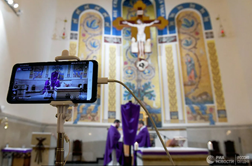 Трансляция службы в католической церкви в Казани. Фото: РИА Новости / Максим Богодвид