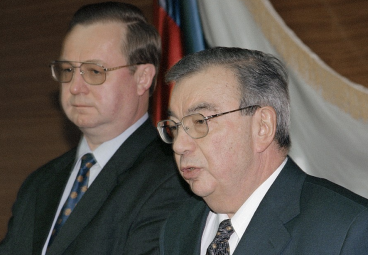 Евгений Примаков (справа) и Сергей Степашин. 1998 год. Фото: фотохроника ТАСС