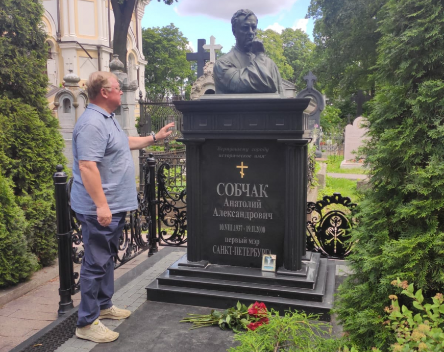 На Никольском кладбище возложили цветы в память о Собчаке - видео