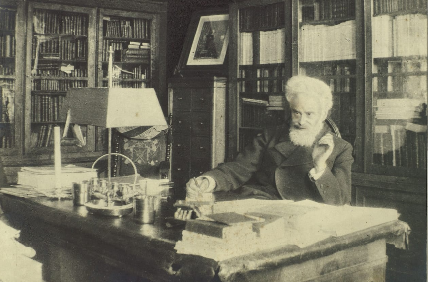 Архивное фото. В. Н. Хитрово в своем кабинете