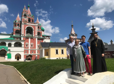 Игумен Серафим (Кравченко) с паломниками в обители прп. Саввы