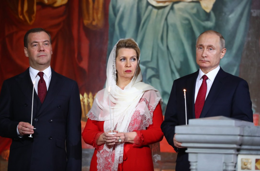 Дмитрий и Светлана Медведевы и Владимир Путин (Фото: Михаил Терещенко / ТАСС)