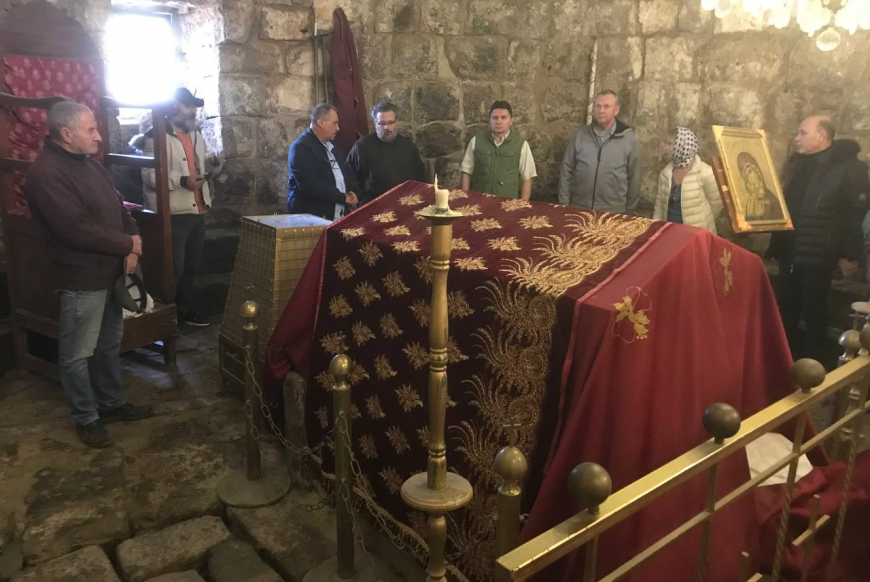 Паломники у надгробия на месте погребения вмч. Георгия