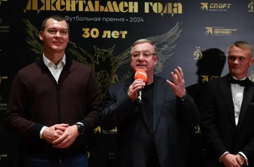 Экс-премьер РФ Сергей Степашин вместе с министром спорта Михаилом Дегтяревым поздравляет Константина Тюкавина. Фото: Евгения Гусева Экс-премьер РФ Сергей Степашин вместе с министром спорта Михаилом Дегтяревым поздравляет Константина Тюкавина. Фото: Евгения Гусева