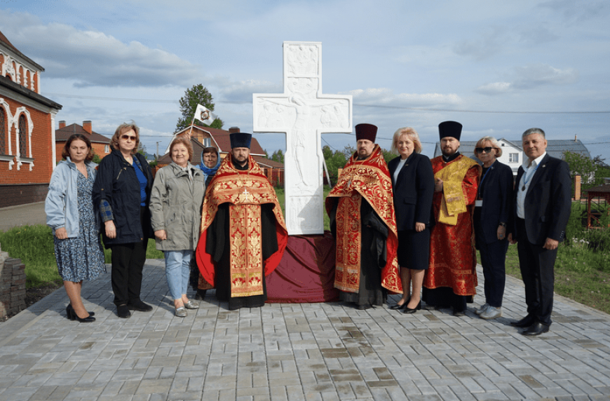 Погода мстихино. Храм во Мстихино Калуга. Поклонный крест. Поклонный крест проект. Деревня Мстихино.