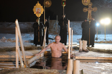 Владимир Путин во время крещенских купаний в 2018 году (Фото: Алексей Дружинин РИА Новости)