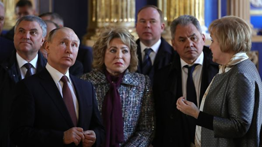 Фото: РИА Новости, Михаил Климентьев. Президент РФ Владимир Путин во время осмотра церкви Воскресения Христова в Екатерининском дворце на территории музея-заповедника «Царское Село». 10 апреля 2019 Фото: РИА Новости, Михаил Климентьев. Президент РФ Владимир Путин во время осмотра церкви Воскресения Христова в Екатерининском дворце на территории музея-заповедника «Царское Село». 10 апреля 2019