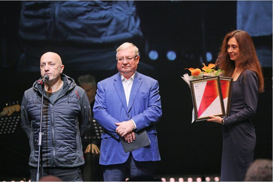 В номинации 'Проза' национального конкурса 'Книга года' победила книга Захара Прилепина 'Тума'. Награду вручил президент РКС Сергей Степашин / Сергей Михеев