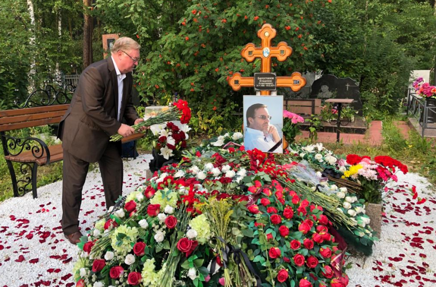 навещать могилы. навещать могилы. навещать могилы. кладбище ночью. православная могила.