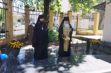 Архимандрит Тихон и игумен Евмений совершают литию на могиле К. П. Победоносцева 8 августа 2017 года