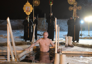 Владимир Путин во время крещенских купаний в 2018 году (Фото: Алексей Дружинин / РИА Новости)