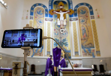 Трансляция службы в католической церкви в Казани. Фото: РИА Новости / Максим Богодвид