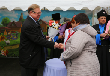 Торжественная церемония вручения ключей от новых квартир 12 семьям, ранее проживавшим в аварийном жилищном фонде, в городском поселении Майский Кабардино-Балкарской Республики.