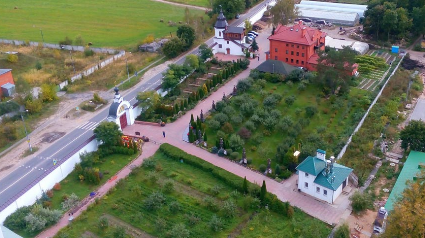 Вид на Романовскую Аллею Славы с высоты колокольни. Фото 2017 года