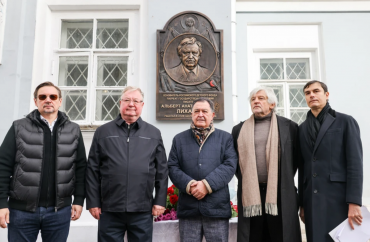 Открытие мемориальной доски основателю Российского детского фонда Лиханову в Москве. Фото - Владимир Гердо, ТАСС