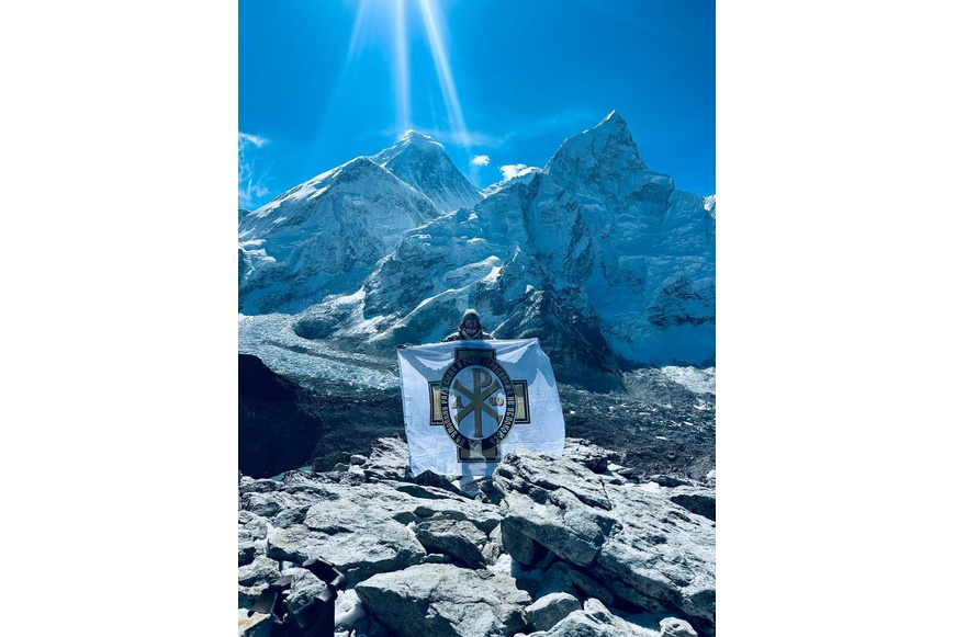 «На Эверест сквозь лед и снег трудна дорога. Идем мы вверх не для наград - во славу Бога!»