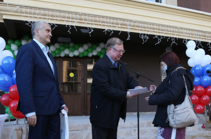 В селе Мирное Симферопольского района Республики Крым состоялась торжественная церемония вручения ключей от новых квартир 11 семьям, ранее проживавшим в аварийном жилищном фонде.