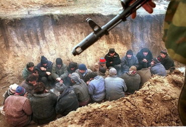 Задержанные чеченские боевики. Этот снимок фотокора «Комсомолки» Владимира Веленгурина получил первое место на выставке World Press Photo в 2001 году.