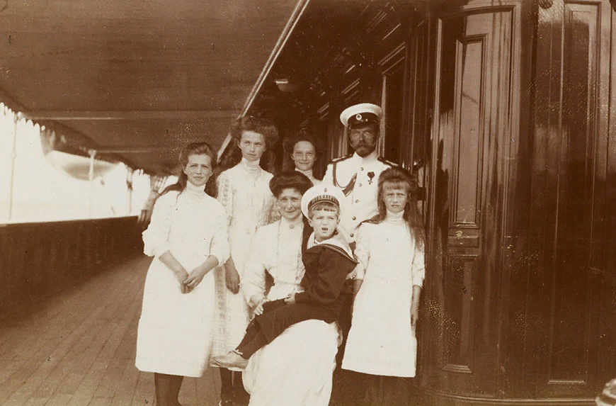 Императорская семья у кормового салона яхты «Штандарт». Работа неизвестного фотографа, 1910 год