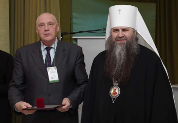 Митрополит Нижегородский и Арзамаский Георгий вручает А.Н.Лушину диплом и знак