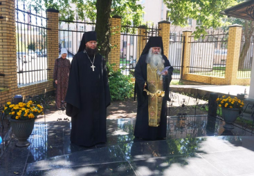 Архимандрит Тихон и игумен Евмений совершают литию на могиле К. П. Победоносцева 8 августа 2017 года
