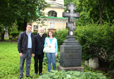 А. Н.Панин, Н. Н.Лабутин и М. Никольская на могиле отца Иоанна