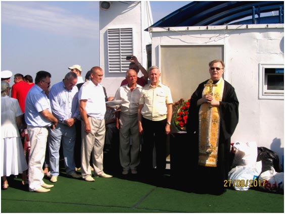 О. Андрей, бывший моряк-подводник, проводит молебен о погибших моряках на палубе катамарана «Хаджибей»