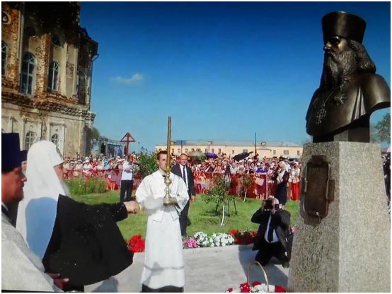 Памятник Антонину Капустину освятил патриарх Кирилл