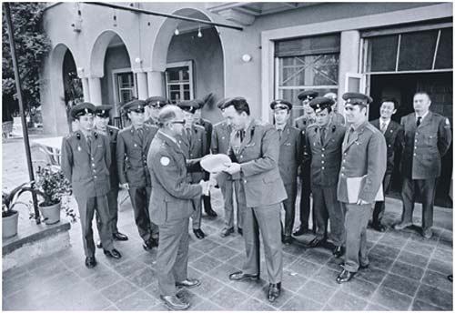Первые советские наблюдатели получают голубые береты ООН. Каир, ноябрь 1973 года. Фото с сайта www.un.org