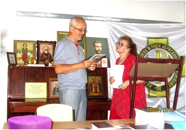 Председатель Одесского отделения ИППО Александр Яций вручает свою книгу доценту Анне Брыль-Бондаренко