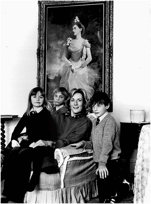 © Княгиня Ольга Андреевна Романова с детьми, конец 80-х. Личный архив