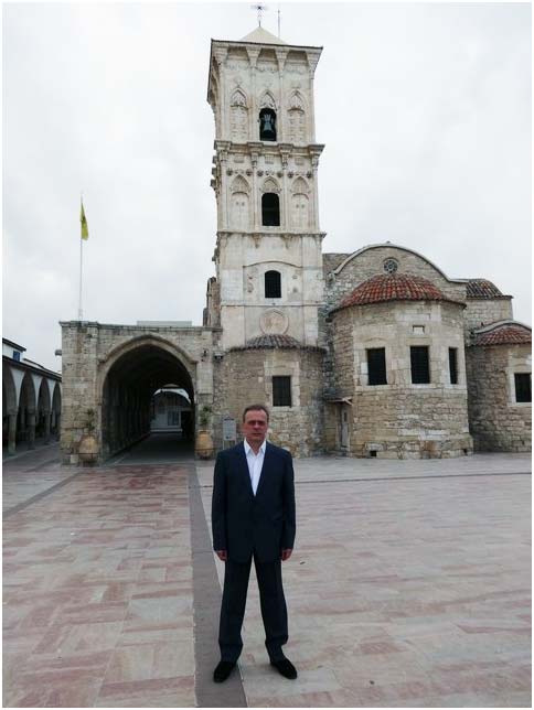 Председатель Кипрского отделения ИППО Леонид Буланов у церкви святого Лазаря в Ларнаке
