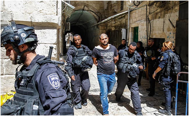 © AFP 2018 / Ahmad Gharabli Задержание протестующего в Старом городе Иерусалима. 27 июля 2018 года