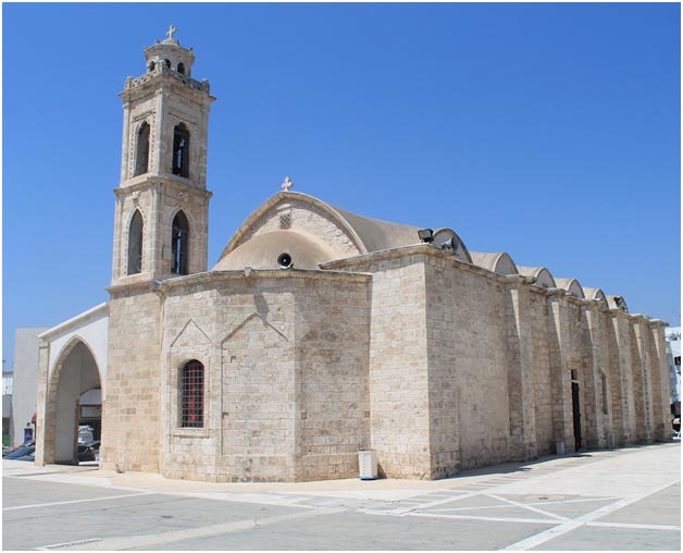 Старая церковь Георгия Победоносца находится рядом с новым храмом.