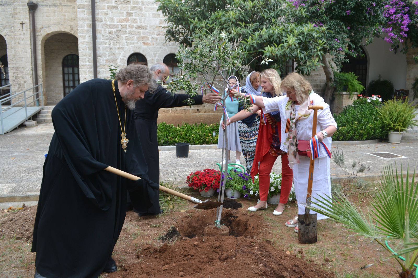 По окончании богослужения в саду Патриаршего подворья, заложенного в свое время  по подобию Гефсиманского сада,  было посажено молодое оливковое дерево - как символ мира и согласия на Земле.