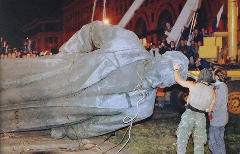 Демонтаж памятника Феликсу Дзержинскому на Лубянке ознаменовала собой конец советской эпохи